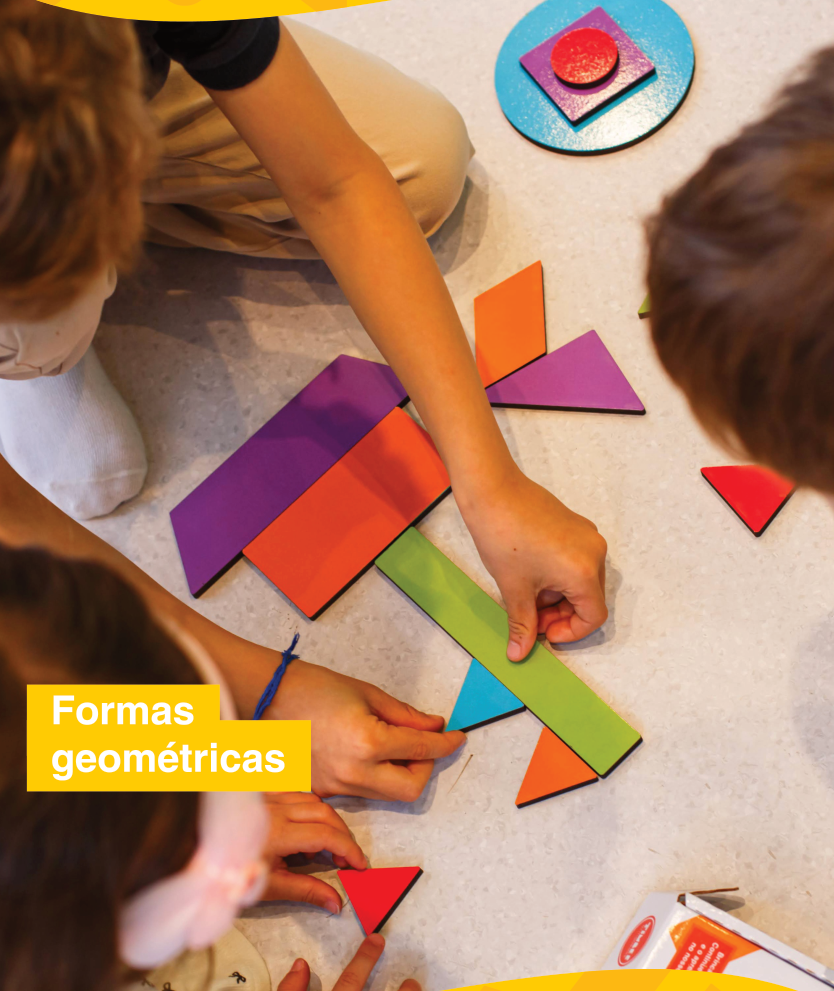 Crianças explorando peças geométricas coloridas da Timber.